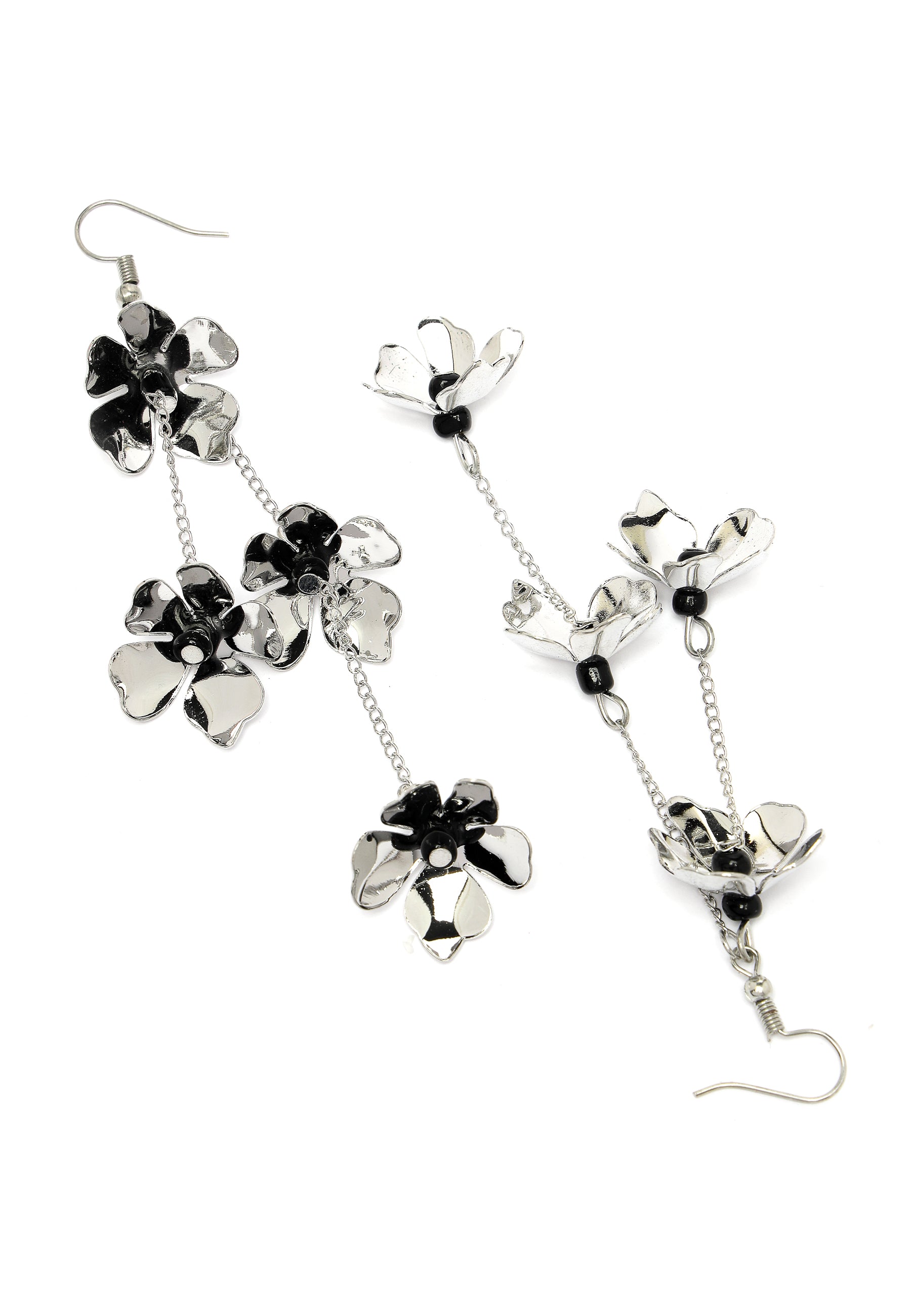 Boucles d'oreilles pendantes florales argentées brillantes