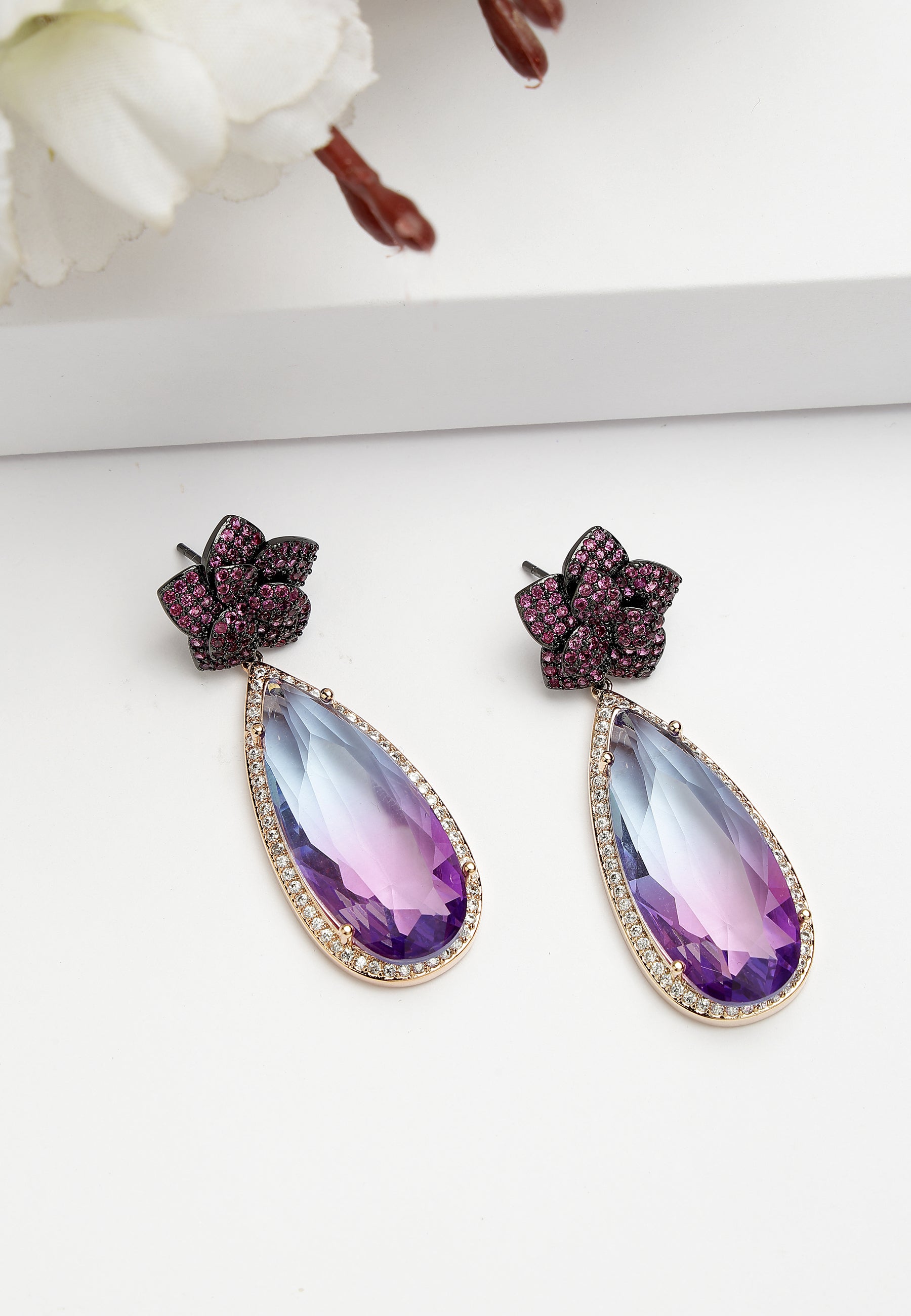 Boucles d'oreilles pendantes à fleurs et zircones