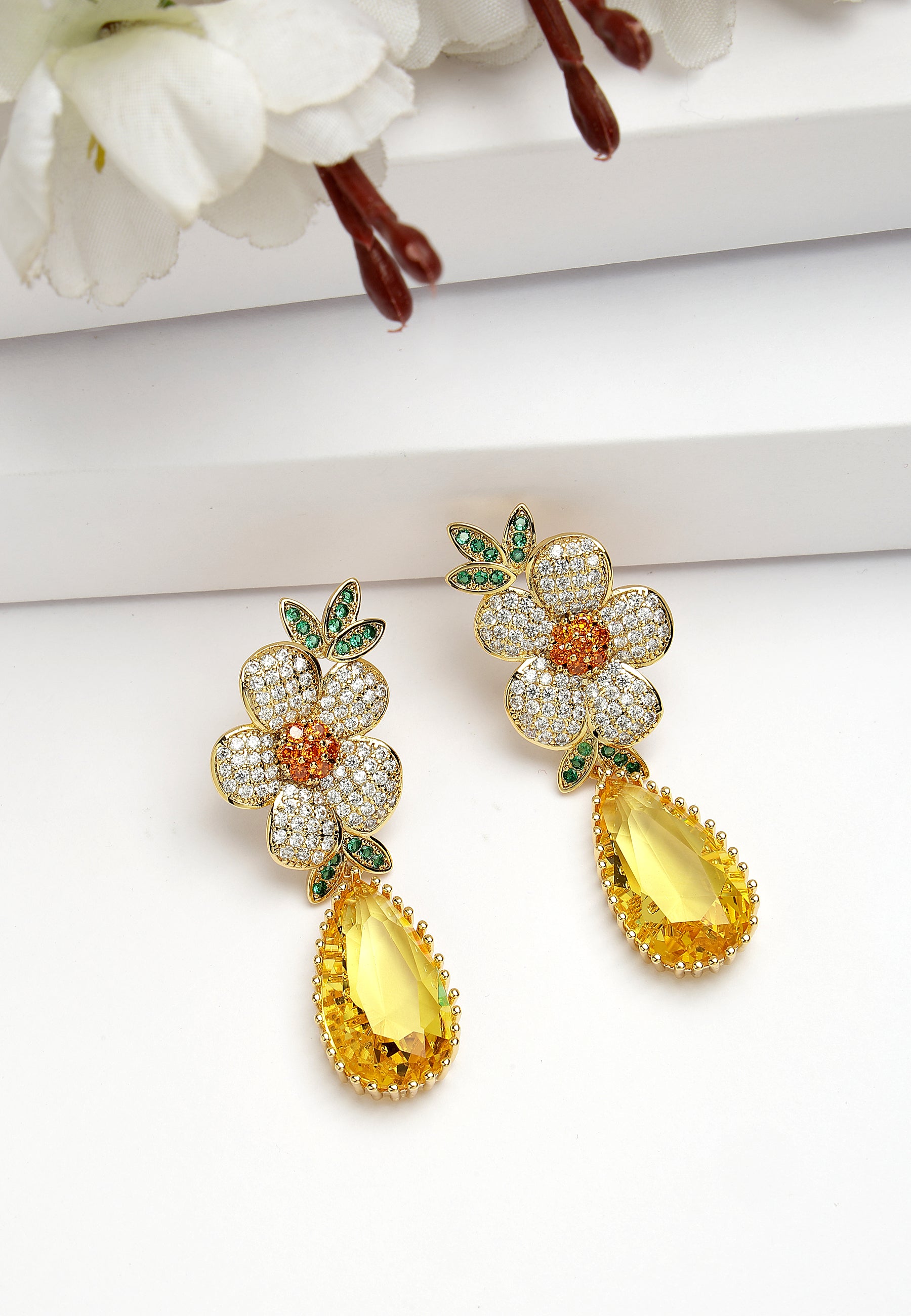 Hermosos aretes colgantes de circonitas florales