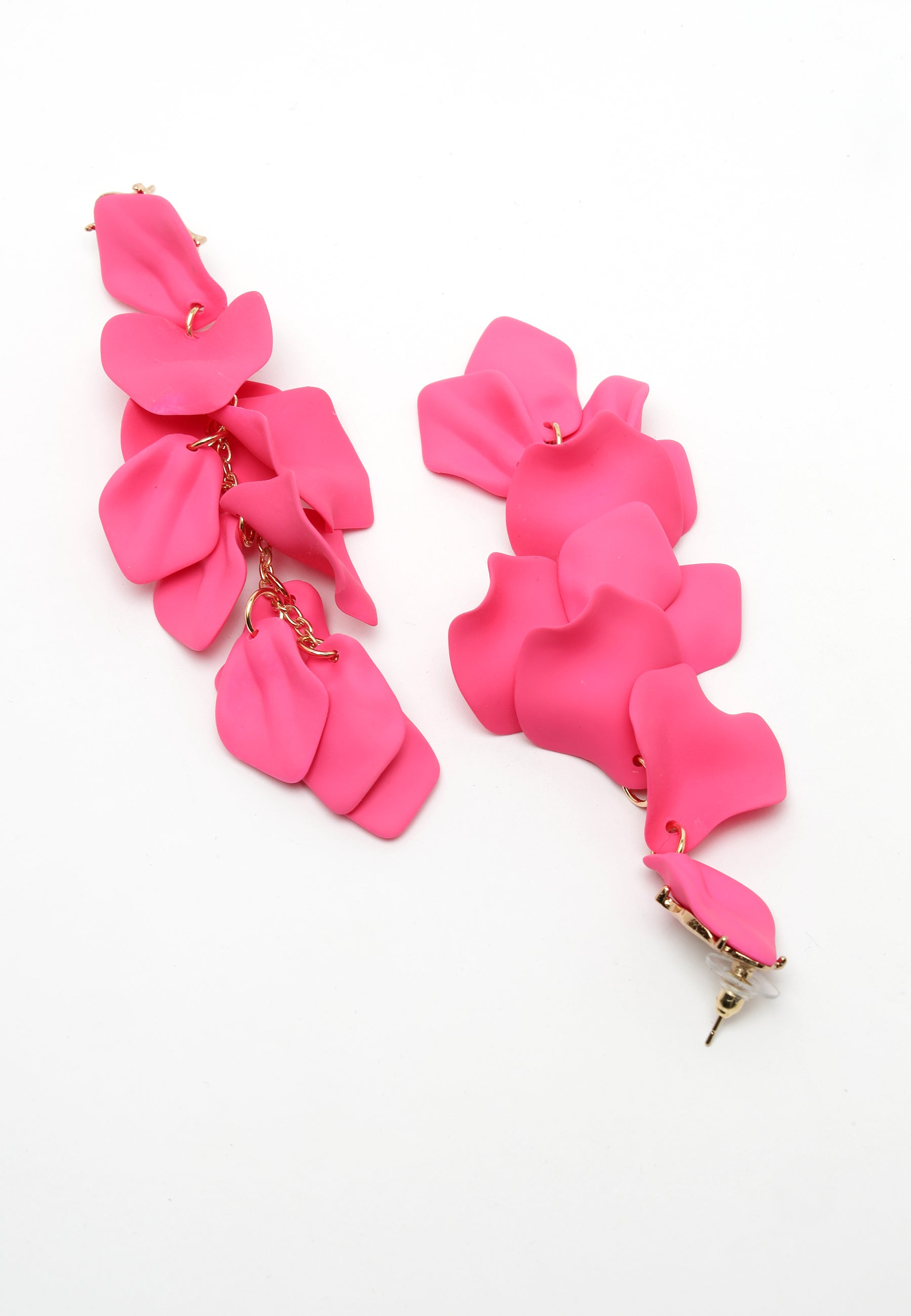 Boucles d'oreilles pendantes en forme de pétale de rose rose.