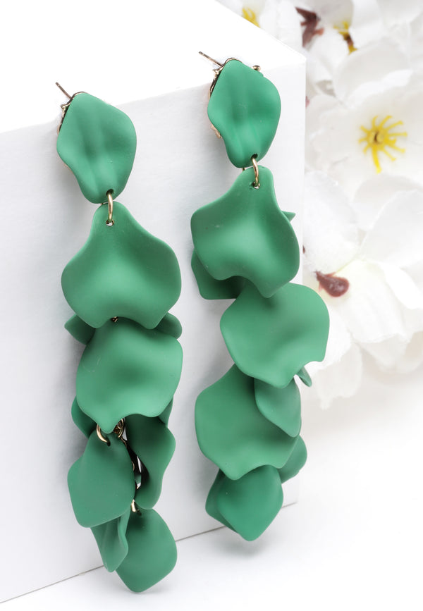 Boucles d'oreilles pendantes en forme de pétale de rose vert foncé.