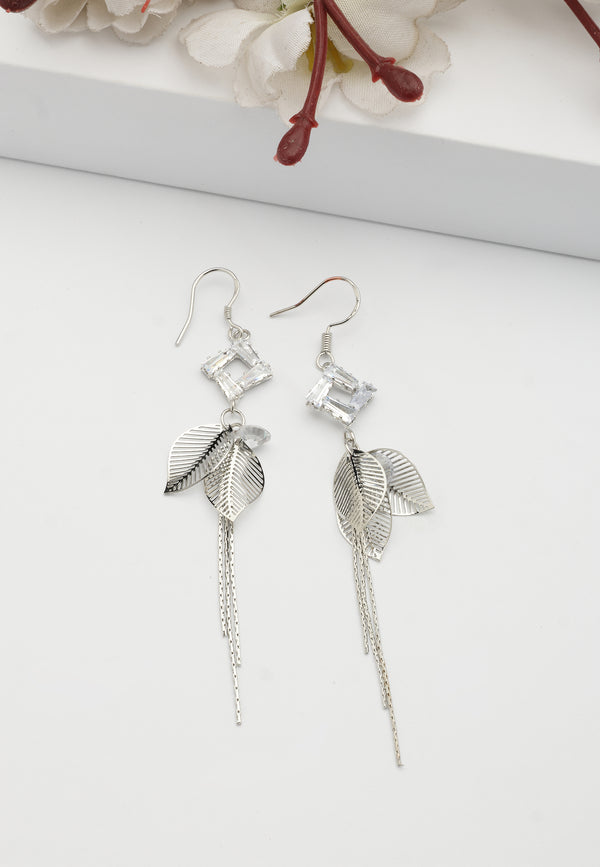 Lśniące, starannie wykonane kolczyki w kształcie liści