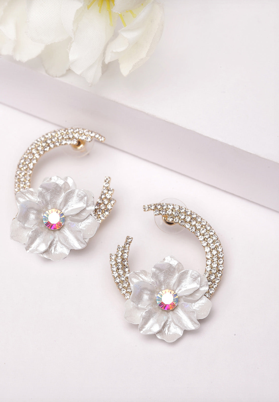 Kolczyki sztyfty z białymi kwiatami i kryształkami